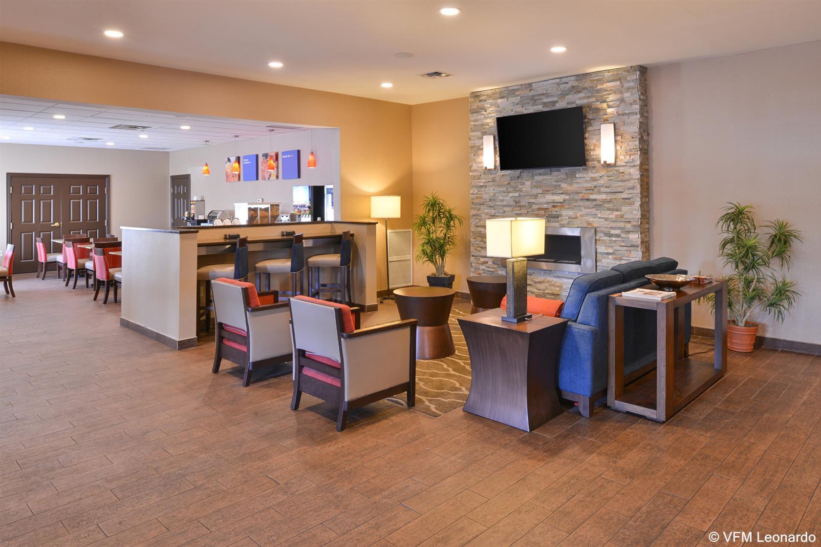 Comfort Inn & Suites Fayetteville-University Area Экстерьер фото