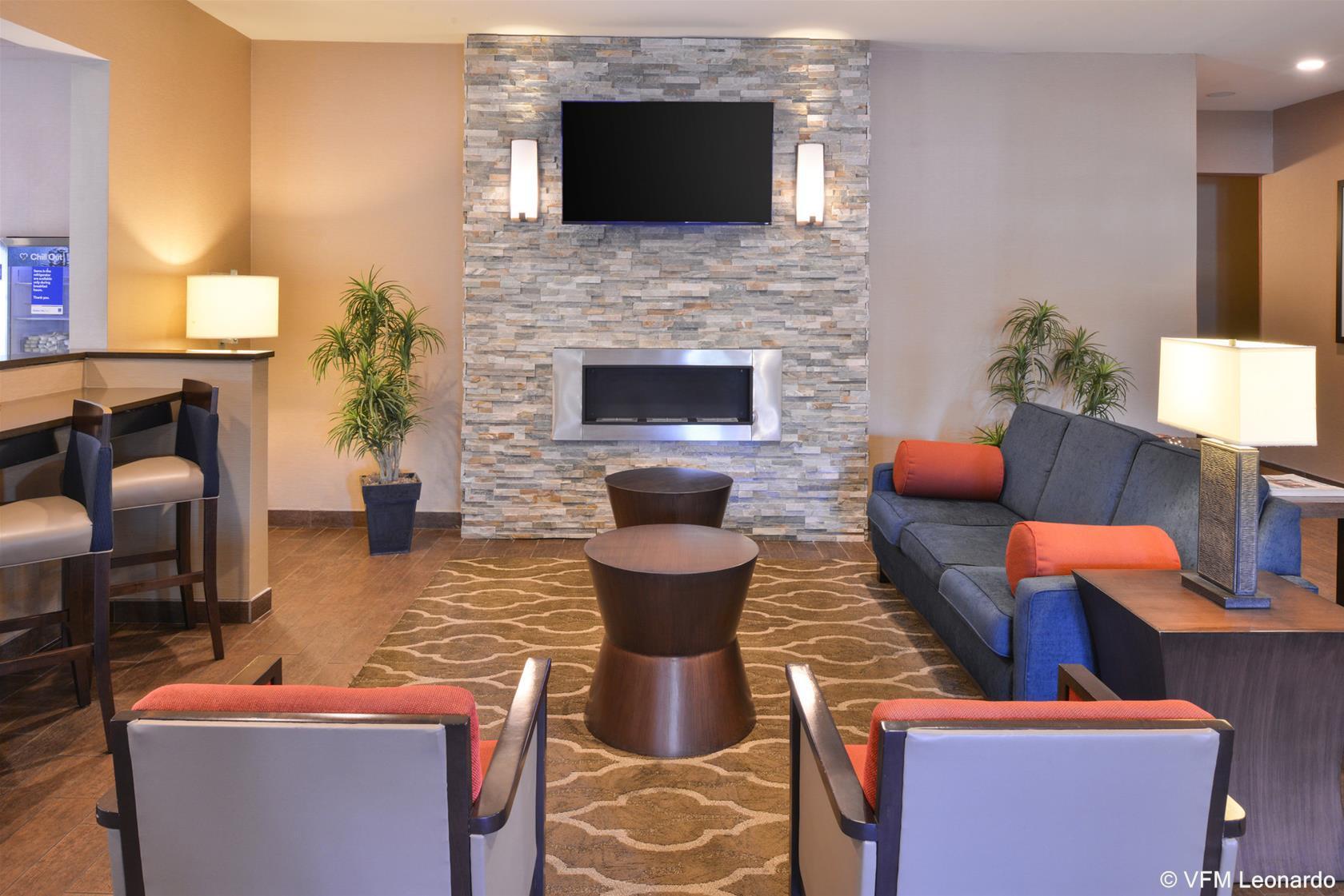 Comfort Inn & Suites Fayetteville-University Area Экстерьер фото