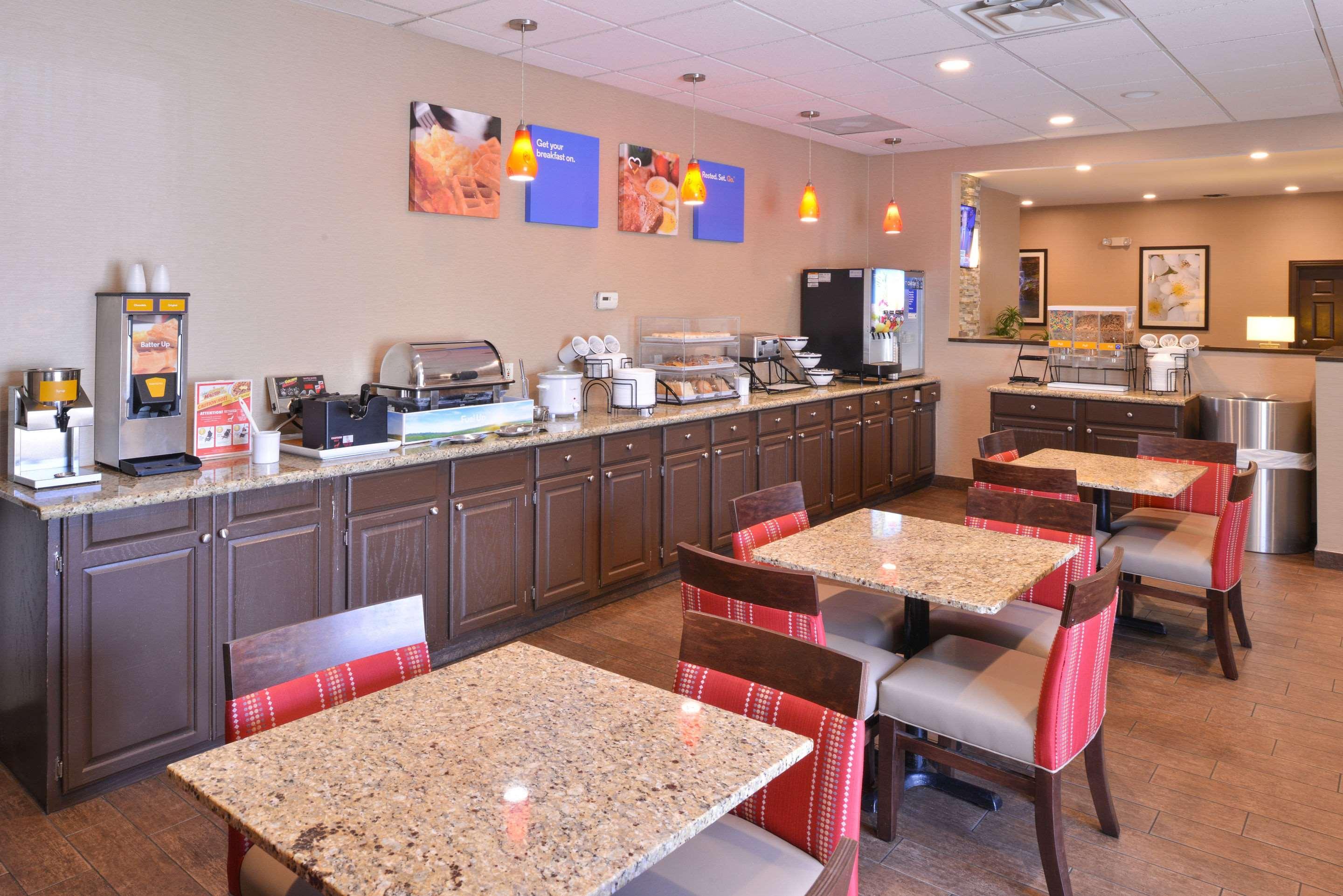 Comfort Inn & Suites Fayetteville-University Area Экстерьер фото