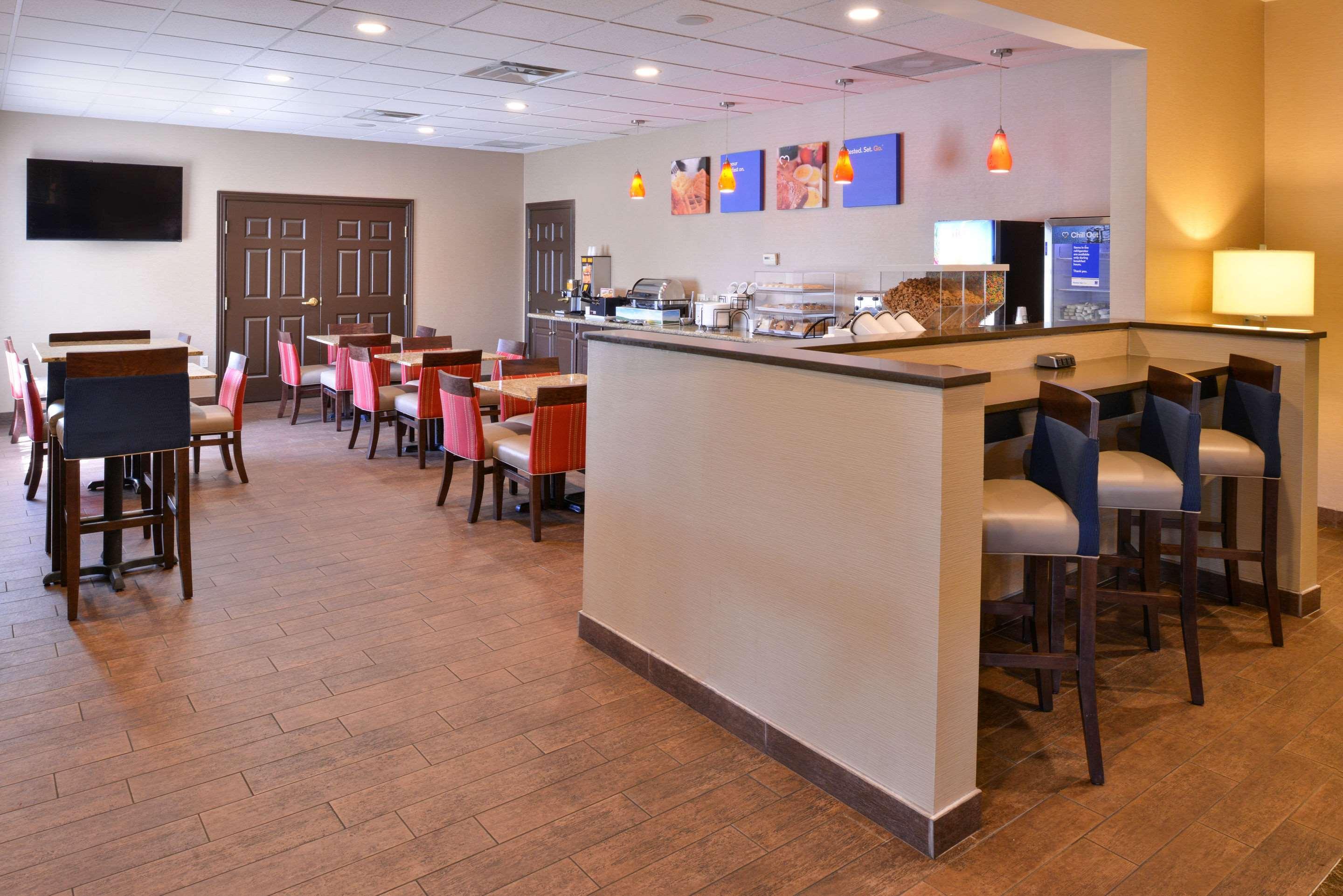 Comfort Inn & Suites Fayetteville-University Area Экстерьер фото