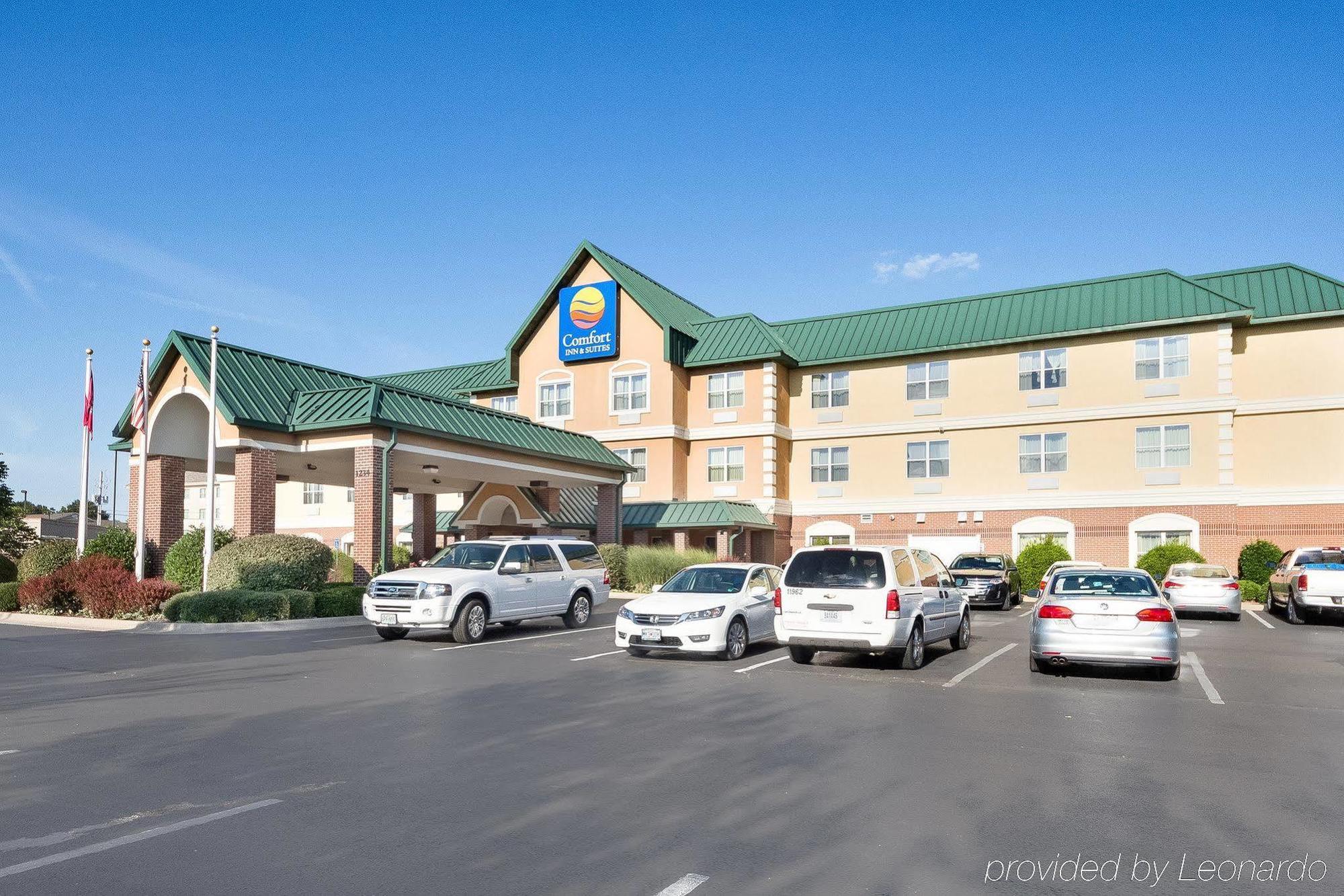 Comfort Inn & Suites Fayetteville-University Area Экстерьер фото